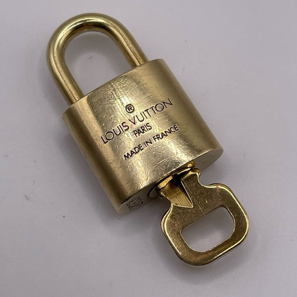 100% Authentic and pre loved Louis Vuitton - RARE Gold Lock and Key set #233 - Picture 2 of 6